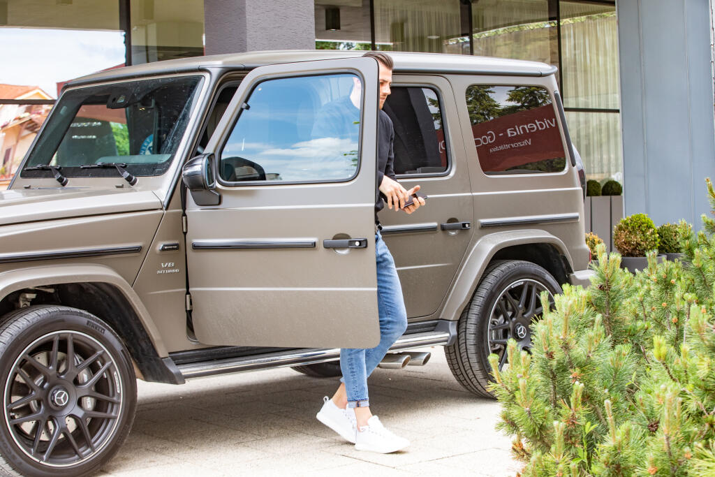 Mercedes-G je medzi slovenskými futbalistami mimoriadne obľúbený. Vozí sa na ňom aj brankár Martin Dúbravka.