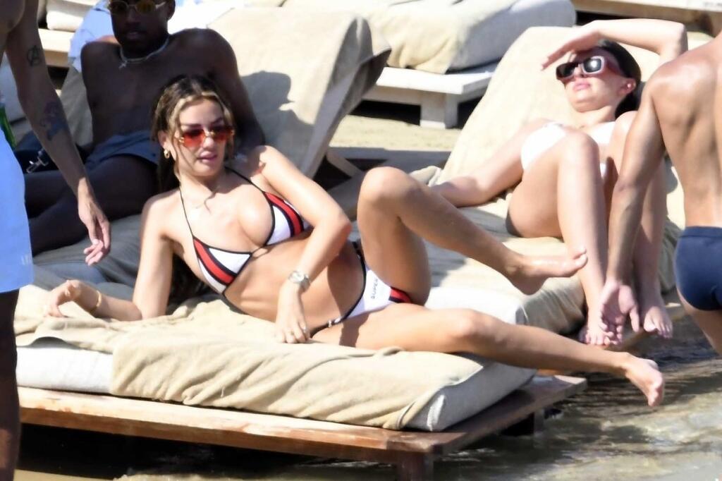 Párik bol vďačným objektom paparazzi fotografov, ktorí na Deleho s Ruby striehli na ich spoločných dovolenkách.