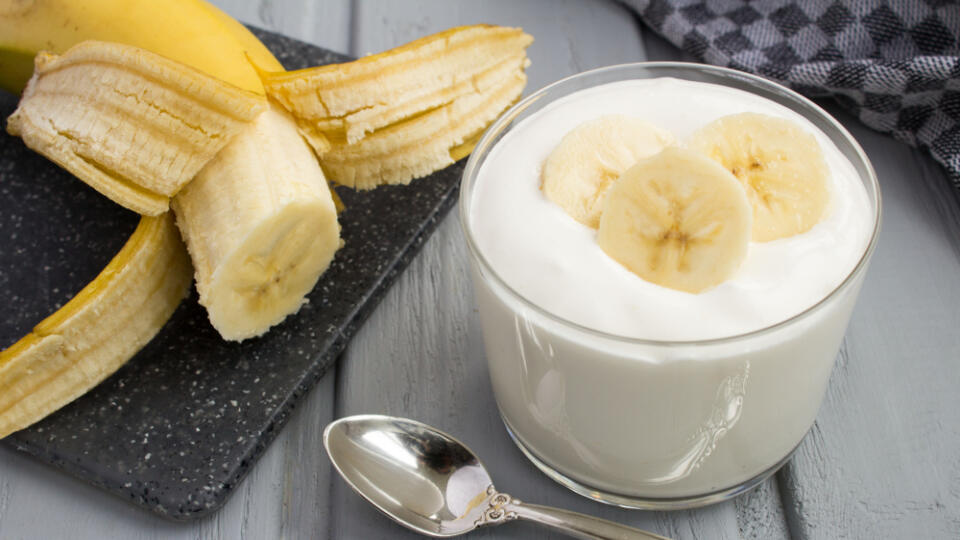Dopĺnte si dávku horčíka hneď ráno. Stačí biely jogurt a banán.