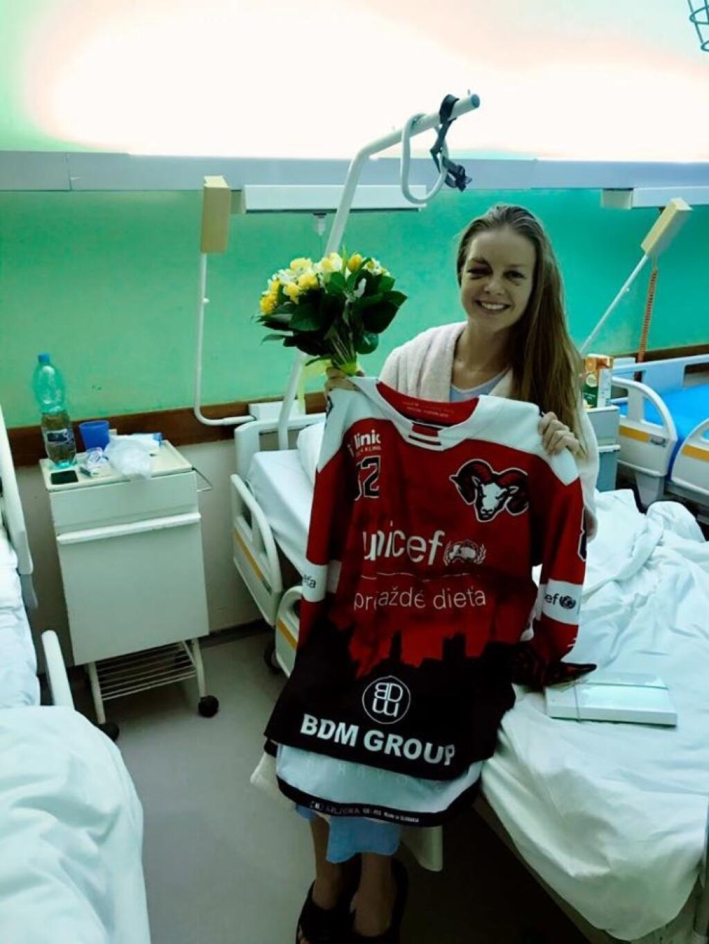 Redaktorku počas hokejového zápasu trafil v roku 2019 do tváre puk. Po dvoch týždňoch v nemocnici sa dočkala návratu domov.