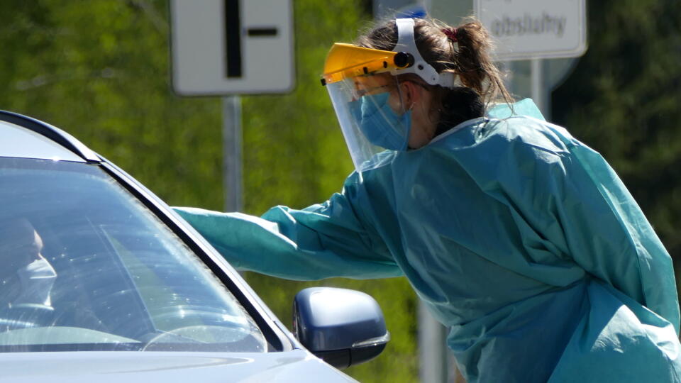 Na snímke meranie teploty osôb v automobile, ktorý prichádza do areálu Fakultnej nemocnice s poliklinikou (FNsP) Žilina.