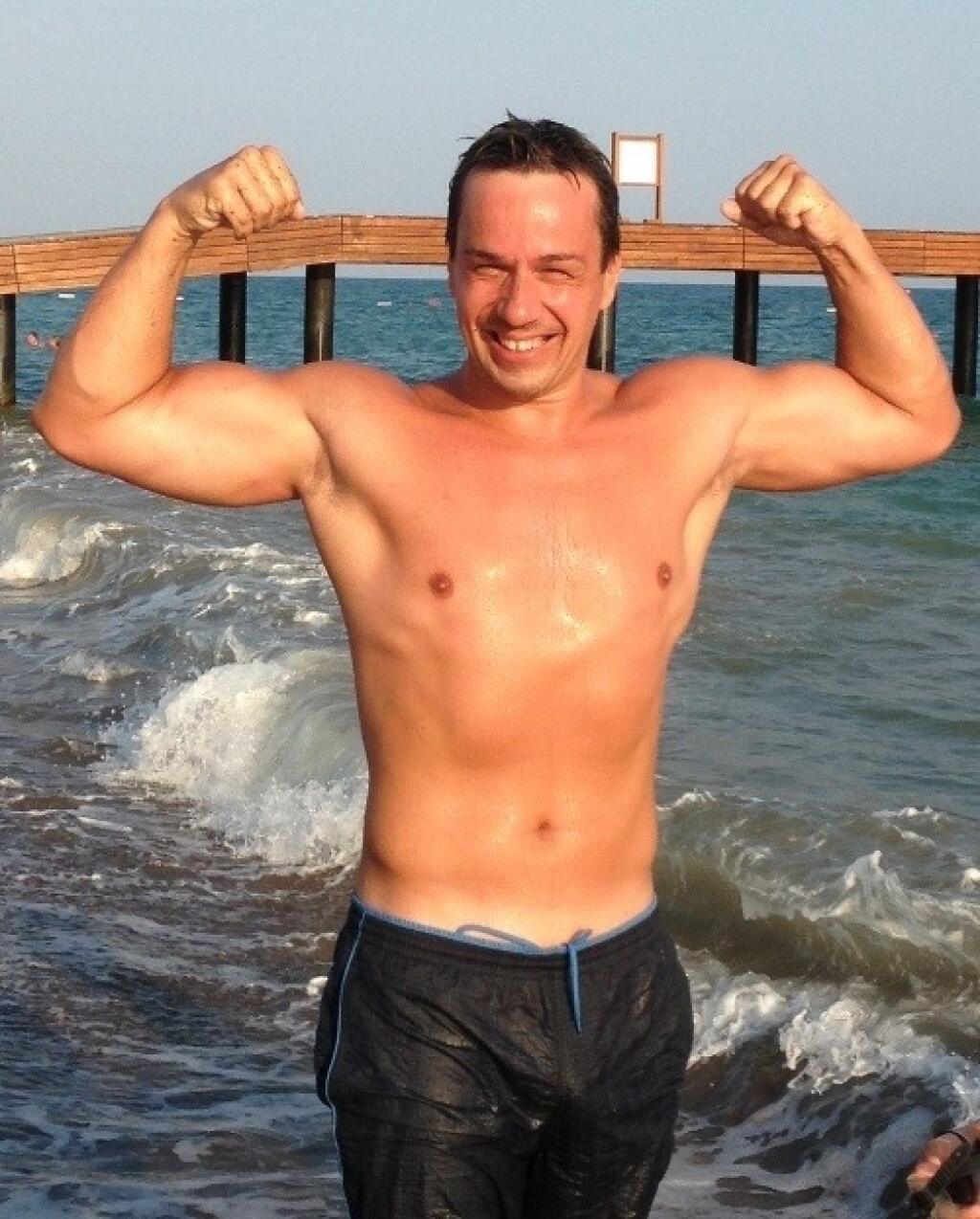 Erik Tomáš na svojom tele maká vo fitness centre.