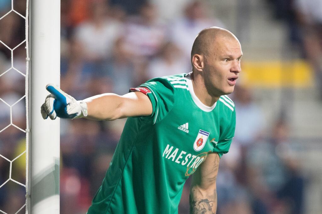 Spartak Trnava - Macíkovo (na obrázku) správanie však pôsobilo čudne. Keď Šport24.sk dostal echo o tejto afére pred jej vypuknutím a spýtali sme sa ho na ňu, pokus o podplácanie poprel: „Všetko sú to báchorky a nebudem sa k tomu vyjadrovať.“ Spomínaný Daniel Bartko potvrdil, že sa s Macíkom stretol na čerpacej stanici, ale len preto, lebo ho lanáril do zahraničného klubu. Macík ho vraj zle pochopil, lebo Bartko mu podľa vlastných slov povedal, že „dúfa, že Ružomberok nad Trnavou vyhrá, lebo má natipovanú jednotku." Trnave reálne hrozilo, že môže prísť o vybojovaný titul, pričom klub mohol byť v celej situácii úplne nevinne a tieto podozrenia rázne odmietol. „Akékoľvek spájania s možnou korupciou a so spomínaným údajným prípadom tvrdo odmietame a odsudzujeme. Spartak Trnava získal titul absolútne čestne a korektne," uviedol Spartak.