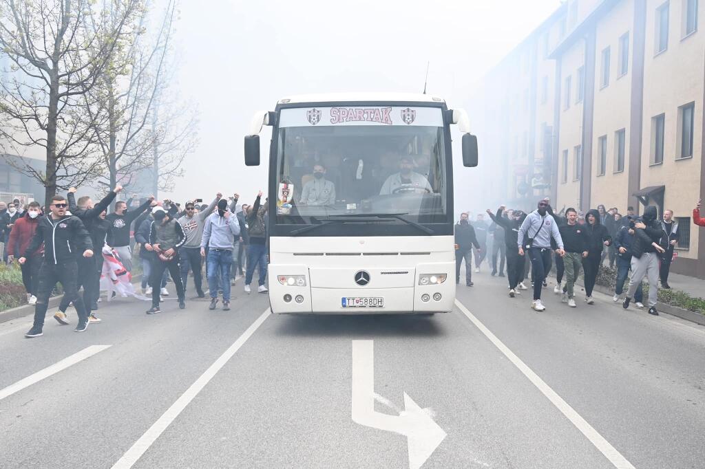 Fanúšikovia Spartaka Trnava vyprevádzali dymovnicami a svetlicami hráčov na zápas proti Slovanu Bratislava.