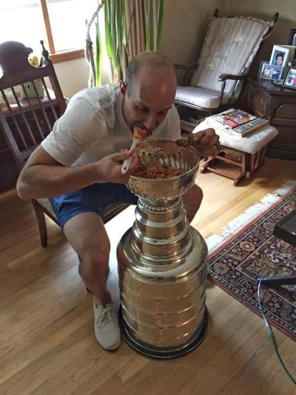 Nick Bonino si do pohára naložil špagety.