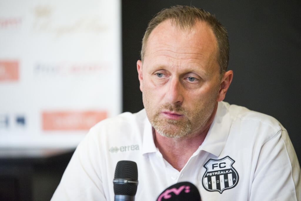 Vladimír Koník: „Treba sa na to pozrieť z dvoch uhlov pohľadu. Z klubovej stránky si nemyslím, že je to šťastné riešenie. Klub ako Slovan si vyžaduje maximálne nasadenie a práca aj s reprezentáciou ho môže obmedzovať. Na druhú stranu, keď to nemá byť terajší tréner, tak jediná a správna voľba je práve Vlado Weiss.“