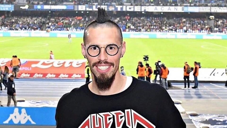 Slovenský futbalista Marek Hamšík sa rozhodol využiť prestávku v čínskej lige k návratu do klubu, v ktorom sa stal ikonou. „Marechiaro“ zavítal na zápas svojho milovaného Neapola, kde strávil úžasných 12 rokov.