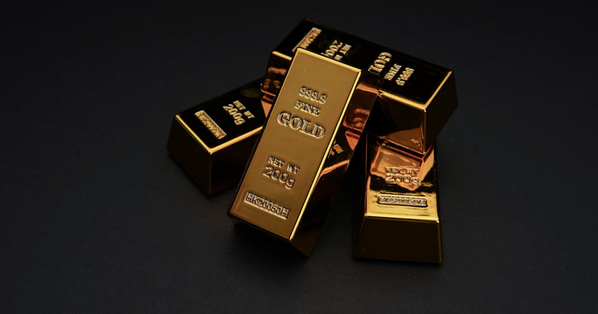 The price of gold per week dropped by more than 4 %