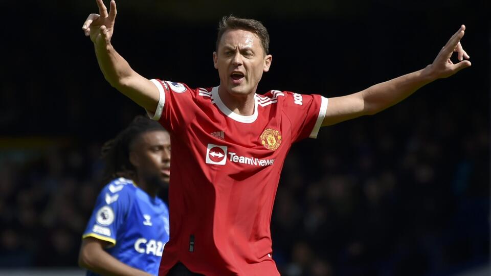 WA 36 Liverpool - Futbalista Manchestru United Nemanja Matič gestikuluje počas zápasu 32. kola anglickej Premier League FC Everton - Manchester United v Liverpoole v sobotu 9. apríla 2022. FOTO TASR/AP 

Manchester United's Nemanja Matic gestures during the Premier League soccer match between Everton and Manchester United at Goodison Park, in Liverpool, England, Saturday, April 9, 2022. (AP Photo/Rui Vieira)