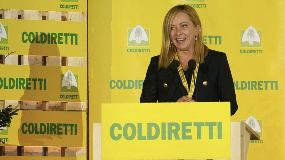 KK39 Miláno - Giorgia Meloniová, líderka krajne pravicovej strany Bratia Talianska (FdI), ktorá zvíťazila v nedeľných parlamentných voľbách v Taliansku, hovorí počas podujatia združenia talianskych farmárov 1. októbra 2022 v Miláne. FOTO TASR/AP
Brothers of Italy leader Giorgia Meloni delivers her speech during an Italian farmers association's event, at the Sforzesco Castle in Milan, Italy, Saturday, Oct. 1, 2022. (AP Photo/Luca Bruno)