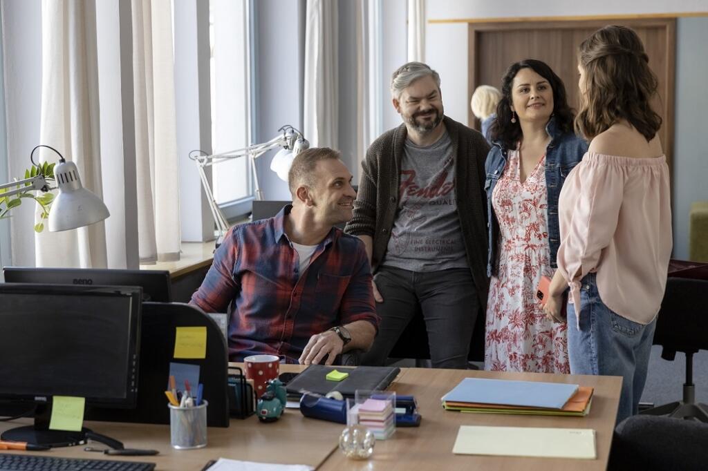 Petra ako nevesta, ktorá sa vydáva za profesora, ktorého hrá Samo Trnka.