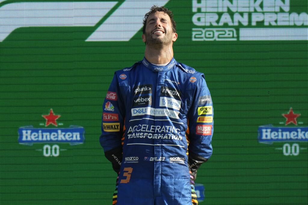 Na snímke austrálsky jazdec F1 Daniel Ricciardo na McLarene sa teší z víťazstva na Veľkej cene Talianska F1 na okruhu v Monze 12. septembra 2021.