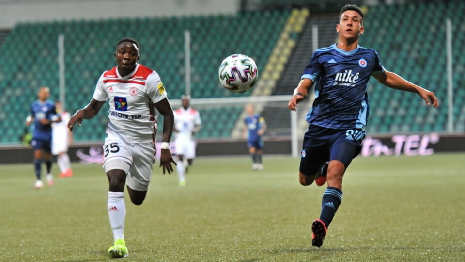 Na snímke vľavo Reuben Yem (Trenčín) a Vernon De Marco (Slovan) počas zápasu 5. kola futbalovej Fortuna Ligy AS Trenčín - ŠK Slovan Bratislava v Žiline v pondelok 31. augusta 2020. FOTO TASR - Erika Ďurčová