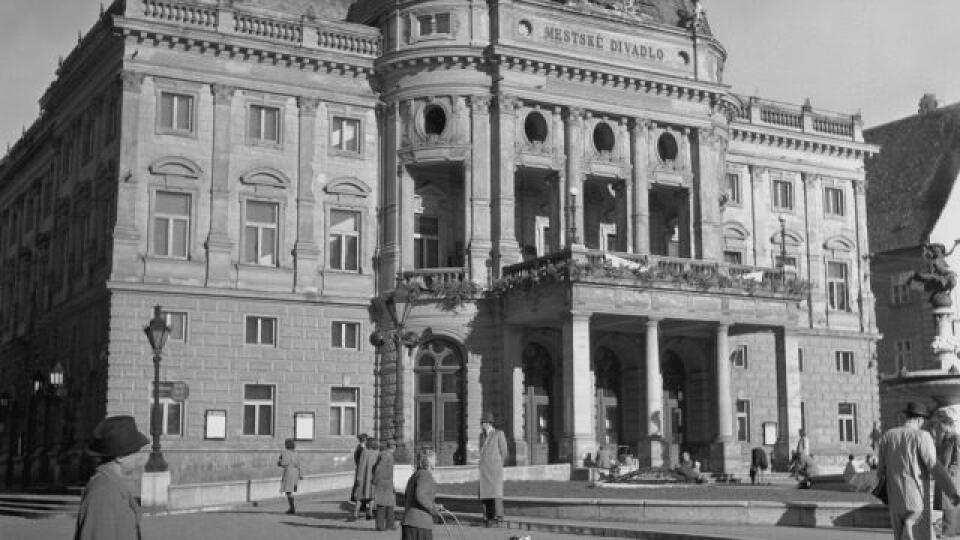 Na nedatovanej archívnej snímke pohľad na budovu Slovenského národného divadla. FOTO TASR - Archív