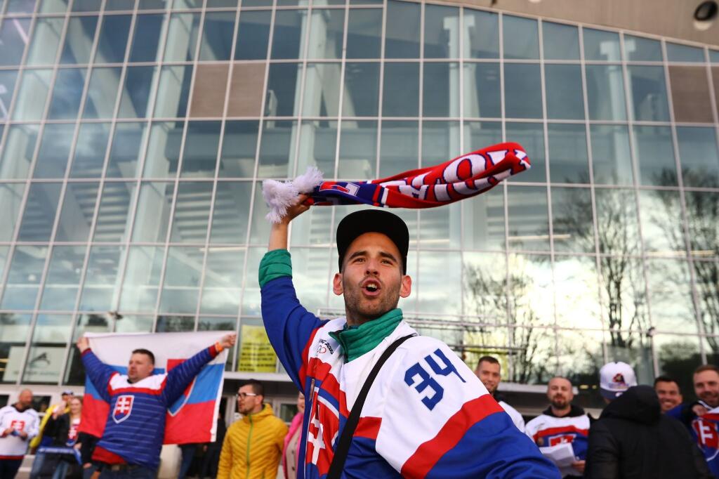 Slovenskí fanúšikovia sa aj pred zápasom proti Nemecku výborne bavili v okolí haly.