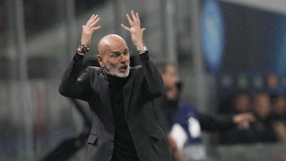KK4 Miláno - Tréner AC Milána Stefano Pioli vo futbalovom zápase štvrťfinále Ligy majstrov AC Miláno - SSC Neapol v Miláne 12. apríla 2023. FOTO TASR/AP
AC Milan's manager Stefano Pioli gestures as gives instructions from the side line during the Champions League quarterfinal, first leg, soccer match between AC Milan and Napoli, at the San Siro stadium in Milan , Italy, Wednesday, April 12, 2023. (AP Photo/Antonio Calanni)