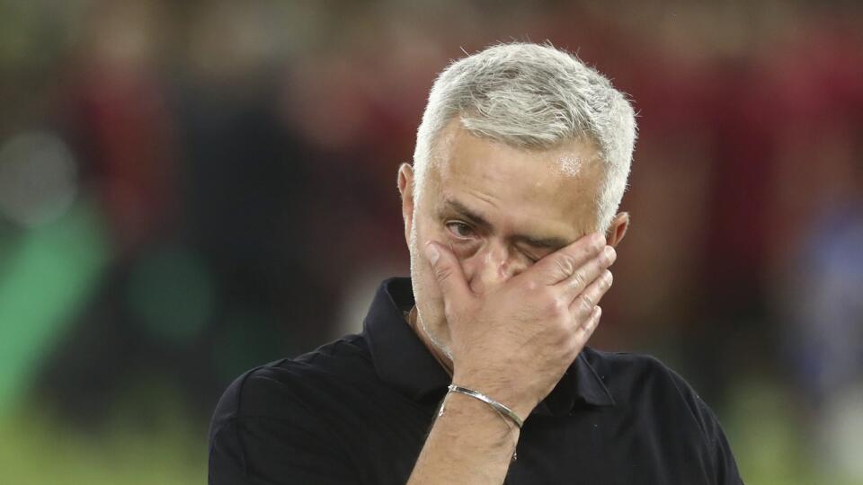 WA 86 Tirana - Tréner AS Rím Jose Mourinho si utiera slzy počas osláv historicky prvého titulu v Európskej konferenčnej lige po finálovom zápase AS Rím - Feyenoord Rotterdam na štadióne v Tirane v stredu 25. mája 2022. Mourinho získal už piatu trofej z európskych klubových súťaží v kariére. FOTO TASR/AP
Roma's head coach Jose Mourinho wipes his eyes after winning the Europa Conference League final soccer match between AS Roma and Feyenoord at National Arena in Tirana, Albania, Wednesday, May 2