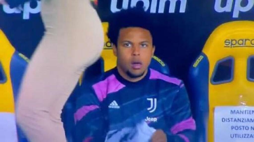 Talianska reportérka mapuje dianie v talianskej Serie A a objavila sa aj na zápase Juventusu. Keď prechádzala pred striedačkou Juventusu, na ktorej sedel aj McKennie, Američan si túžobne premeral krivky jednej z najsexi moderátoriek sveta.