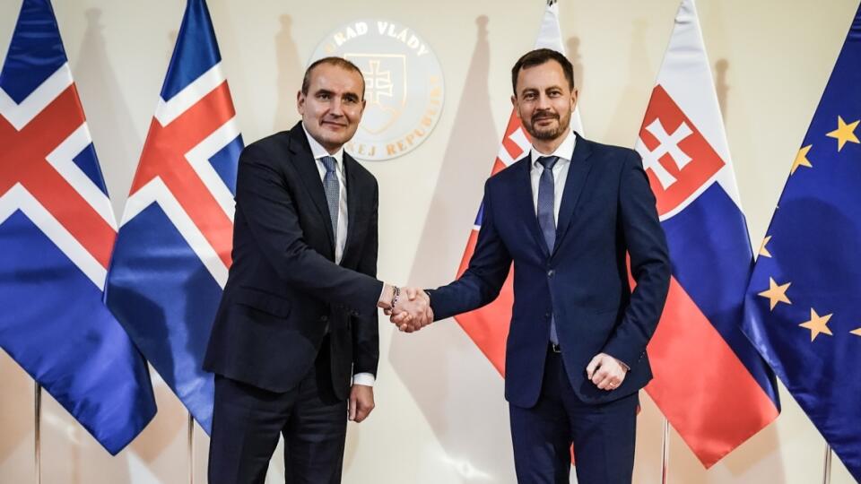 Prezident Islandu Gudni Thorlacius Jóhannesson (vľavo) a predseda vlády SR Eduard Heger (OĽANO) sa vítajú počas stretnutia v priestoroch Úradu vlády SR v Bratislave vo štvrtok 27. októbra 2022. FOTO TASR - Úrad vlády SR
