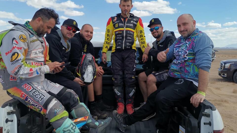 Jakeš so Svitkom mali šťastie, že slovenský fanúšik, mimochodom bývalý viceprezident Slovenskej motocyklovej federácie pre enduro a rely Jozef Otčenáš, mal pomerne veľkorysé auto.