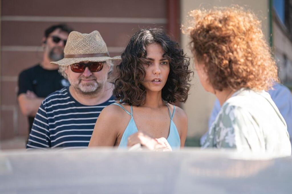 Iveta s filmovou matkou. V pozadí v slamenom klobúku režisér Jan Hřebejk.