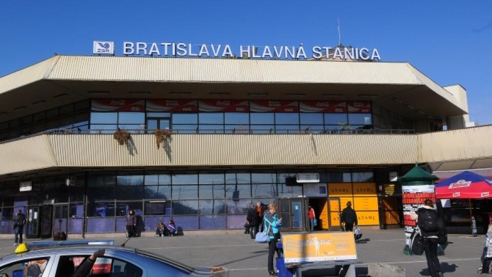 Hlavnú stanicu mali stavať Strabag a Česi, mesto tomu neuverilo - Bratislavskí poslanci sa rozhodli, že nepredĺžia zmluvu s developerom meškajúceho projektu Hlavnej stanice