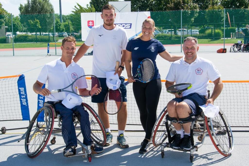 Okrem toho oprášila aj svoje tenisové zručnosti. Na kurte si totiž zahrala s našimi tenisovými paraolympionikmi Marekom Gergelym a Tomášom Masarykom, ktorí nás budú reprezentovať v Tokiu.