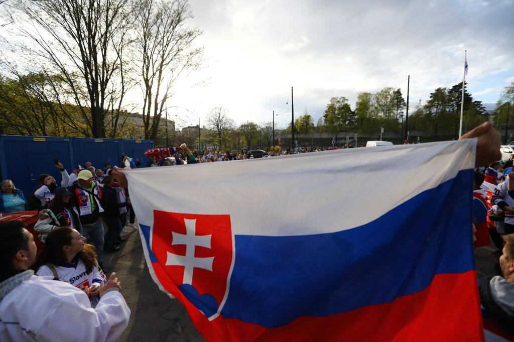 Slovenskí fanúšikovia sa aj pred zápasom proti Nemecku výborne bavili v okolí haly.
