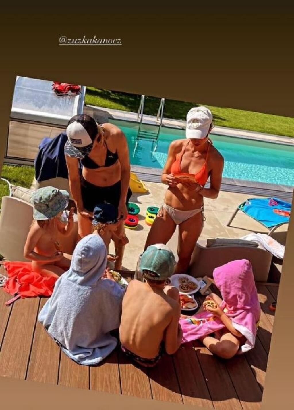 Nela Pocisková ukázala telo v bikinách. Na fotke so Zuzanou Kanócz.