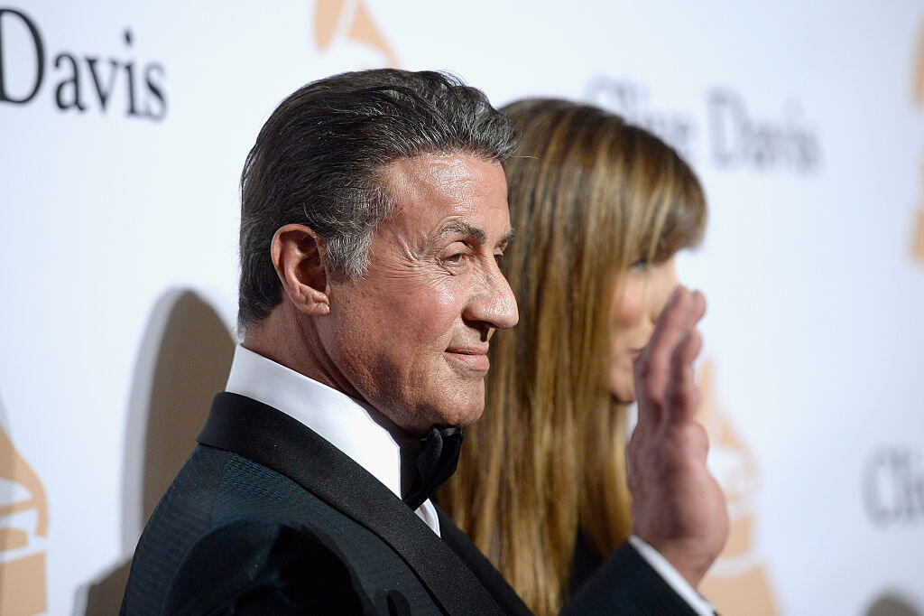 Sylvester Stallone (66)
Filmový Rocky Balboa a Rambo vie, aké dôležité je mať nadupané svaly, ak hráte akčného hrdinu. Vystúpené žily na rukách a nohách sú daňou za extrémne silové tréningy a možno aj za nejaké tie prostriedky na posilnenie svalov. Sylvester sa o nich raz vyjadril s veľkou dávkou irónie. „Ľudia sa pýtali, či mám kŕčové žily. Tak som si povedal, že ich zakryjem tetovačkami svojej ženy. Prv, než som si uvedomil, o čo ide, bol som samý obrázok.“