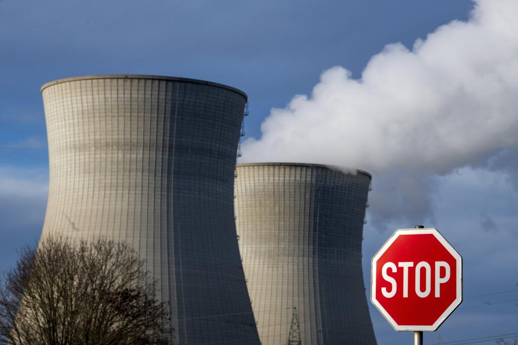 EBE 14 Gundremmingen - Para stúpa z chladiacej veže jadrovej elektrárne v Gundremmingene v Bavorsku v piatok 31. decembra 2021. Tohtoročný Silvester je oficiálne posledným dňom prevádzky troch nemeckých jadrových elektrární. FOTO TASR/AP


Steam rises from the cooling tower of the nuclear power plant of Gundremmingen, Bavaria, Friday, Dec. 31, 2021. Bavaria's penultimate nuclear reactor will go offline today. (Stefan Puchner/dpa via AP)
