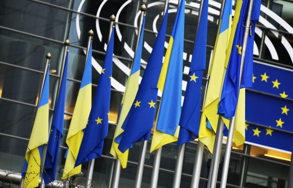 WA 3 Brusel - Vlajky Ukrajiny a Európskej únie vejú pred začiatkom mimoriadneho zasadnutie Európskeho parlamentu v Bruseli v utorok 1. marca 2022. Eurposlanci sa budú zaoberať ruskou inváziou na Ukrajine. K zákonodarcom sa prostredníctvom internetu pripojí aj ukrajinský prezident Volodymyr Zelenskyj. Vystúpia aj predseda Európskej rady Charles Michel či šéfka Európskej komisie Ursula von der Leyenová. FOTO TASR/AP  

Ukraine and European Union flags hang together on the exterior of the building 