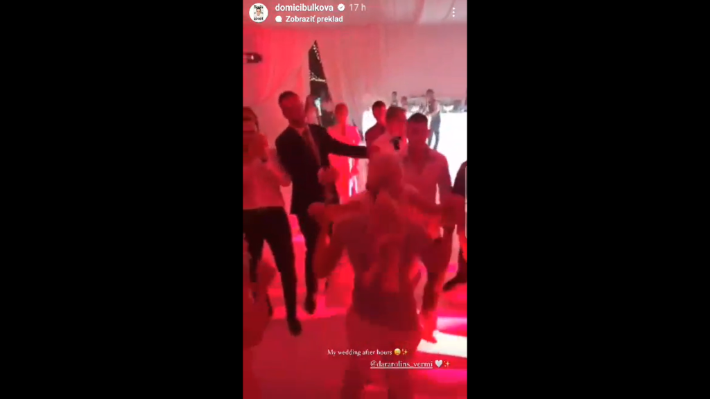 Na Instagrame ukázala súkromné zábery zo svojej svadby spred niekoľkých rokov. Takto sa tam vyšantila s Darou Rolins.