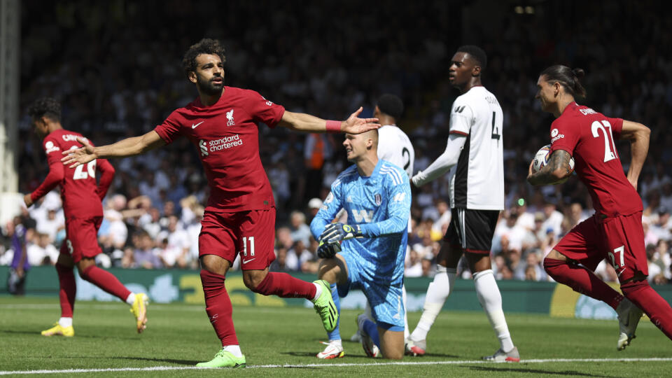 PK 37 Londýn - Na snímke v modrom drese slovenský brankár Fulhamu Marek Rodák po inkasovanom góle od Mohameda Salaha (druhý zľava) z Liverpoolu v zápase úvodného kola anglickej Premier League FC Fulham - FC Liverpool v Londýne 6. augusta 2022. FOTO TASR/AP

Liverpool's Mohamed Salah, leftt, celebrates after scoring during the English Premier League soccer match between Fulham and Liverpool at Craven Cottage stadium in London, Saturday, Aug. 6, 2022. (AP Photo/Ian Walton)