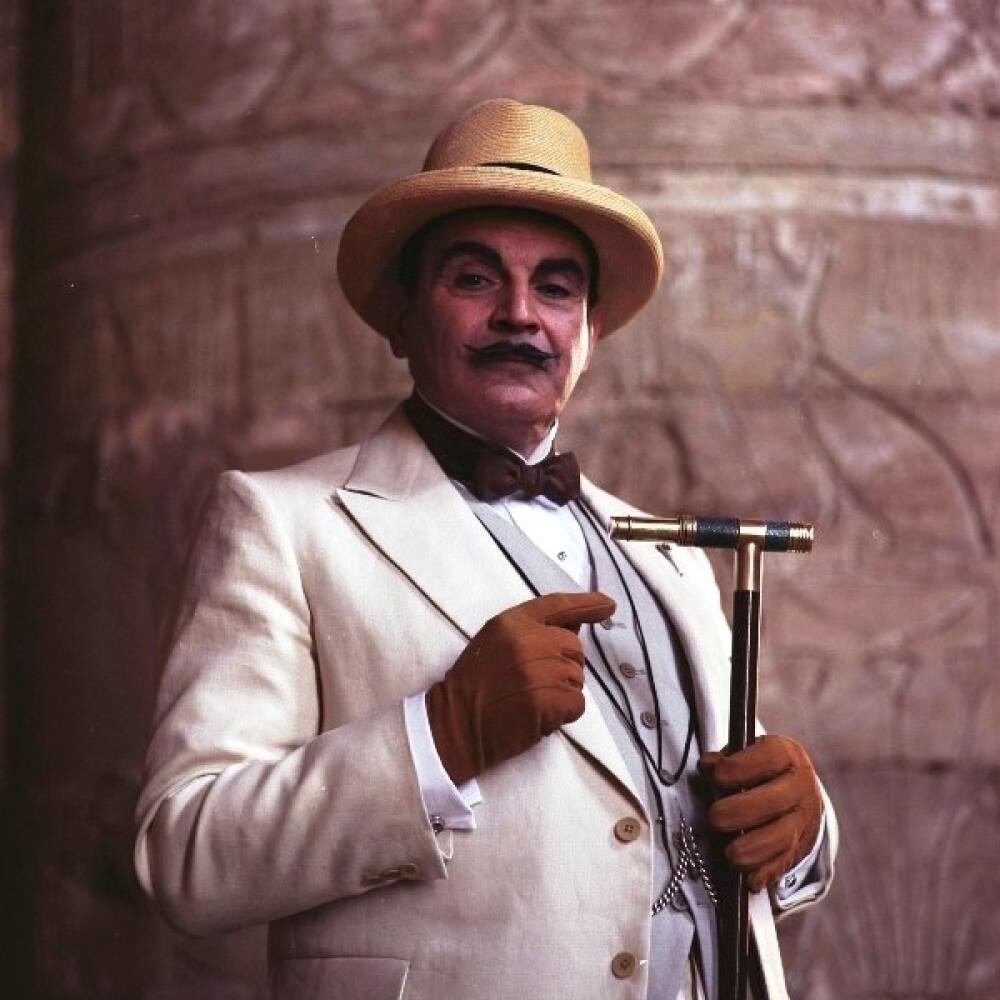 David Suchet ako Hercule Poirot.