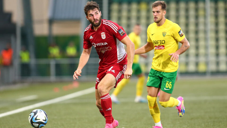 Na snímke sprava v súboji o loptu Matúš Rusnák (Žilina) a Timotej Záhumenský (Banská Bystrica) v zápase 7. kola futbalovej Niké ligy vo futbale MŠK Žilina - MFK Dukla Banská Bystrica v sobotu 16. septembra 2023 v Žiline. FOTO TASR - Daniel Stehlík