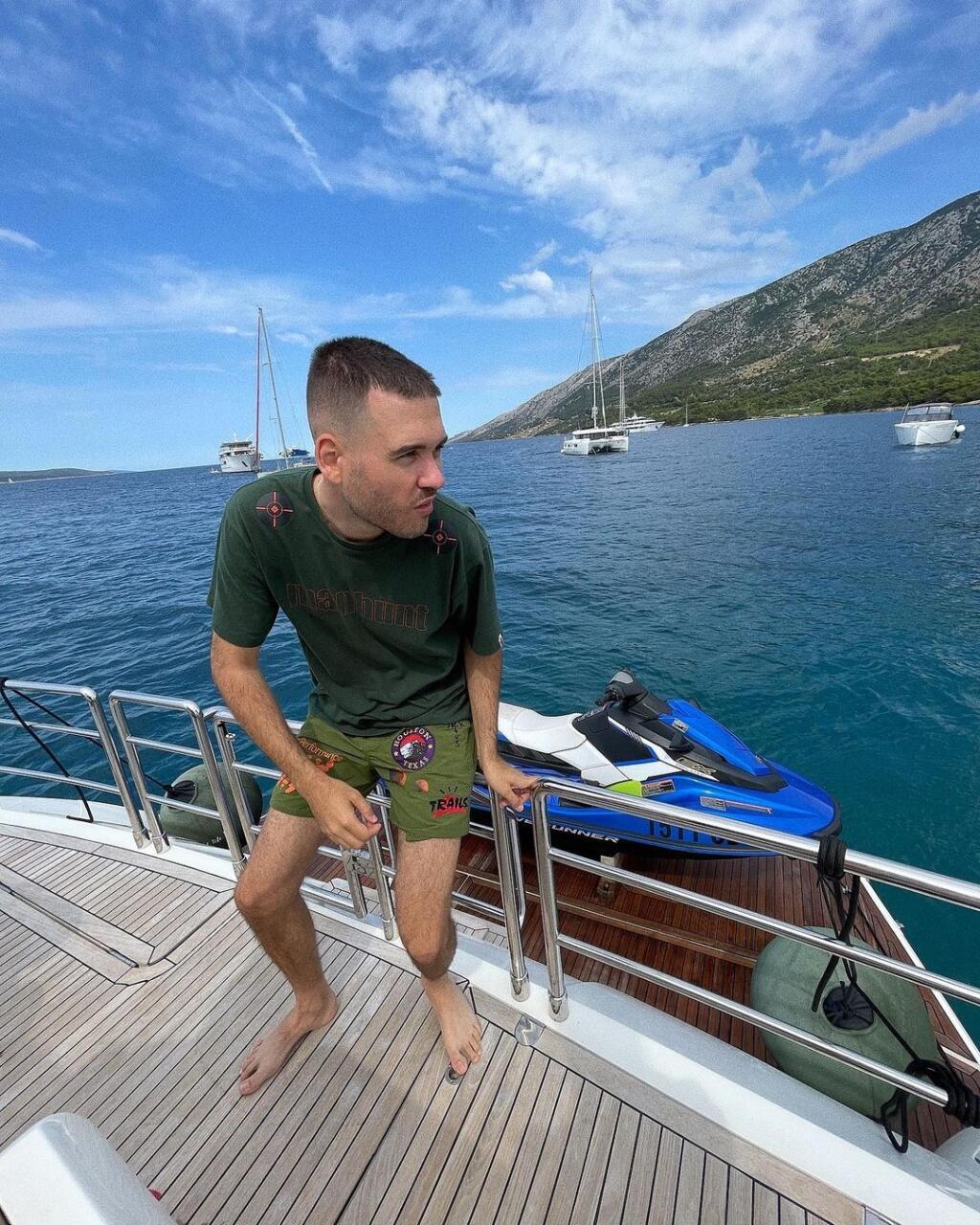 Zaujímavosťou je, že Dudovi robil spoločnosť okrem brazílskej priateľky Amandy, napríklad, aj slovenský reper Lukáš Kajanovič alias Pil C.