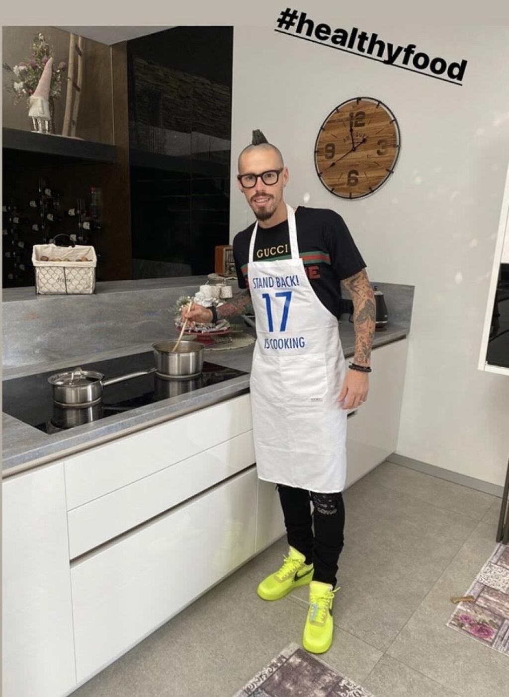 Marek Hamšík v kuchyni v jeho luxusnej vile v Badíne.