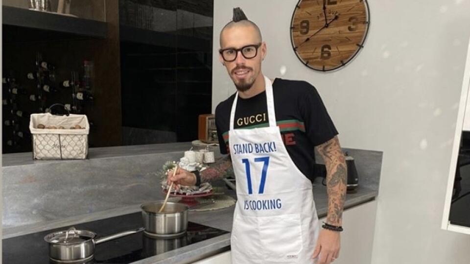 Marek Hamšík sa tesne pred odchodom na zraz pochválil fotografiou z kuchyne jeho luxusného sídla v Badíne. Už pri varení mal na sebe outfit za tisíce eur, v ktorom následne prišiel aj do Senca.