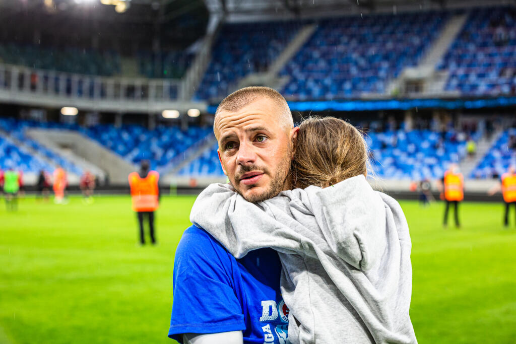 Na snímke Vladimír Weiss ml. s dcérou na ramenách pred dekorovaním za prvenstvo vo futbalovej Fortuna lige (2019/20) po skončení posledného 5. kola futbalovej Fortuna ligy ŠK Slovan Bratislava - Spartak Trnava 11. júla 2020 v Bratislave.