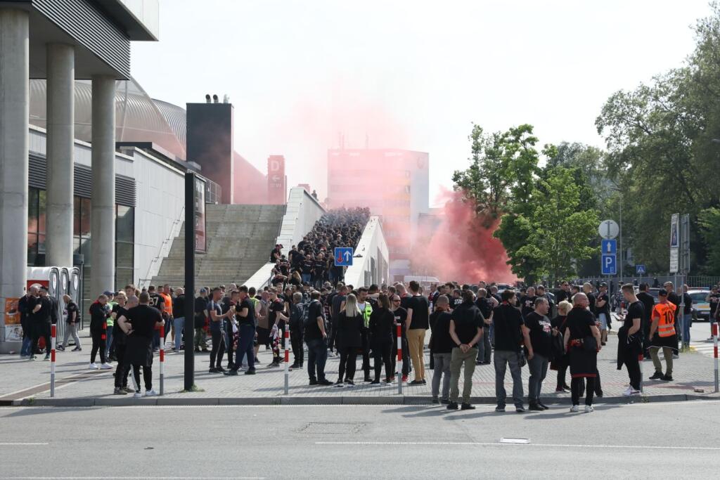 Finále Slovnaft Cupu medzi Slovanom Bratislava a Spartakom Trnava sprevádzali prísne opatrenia. Takto to vyzeralo v uliciach hlavného mesta pred príchodom fanúšikov Spartaka.