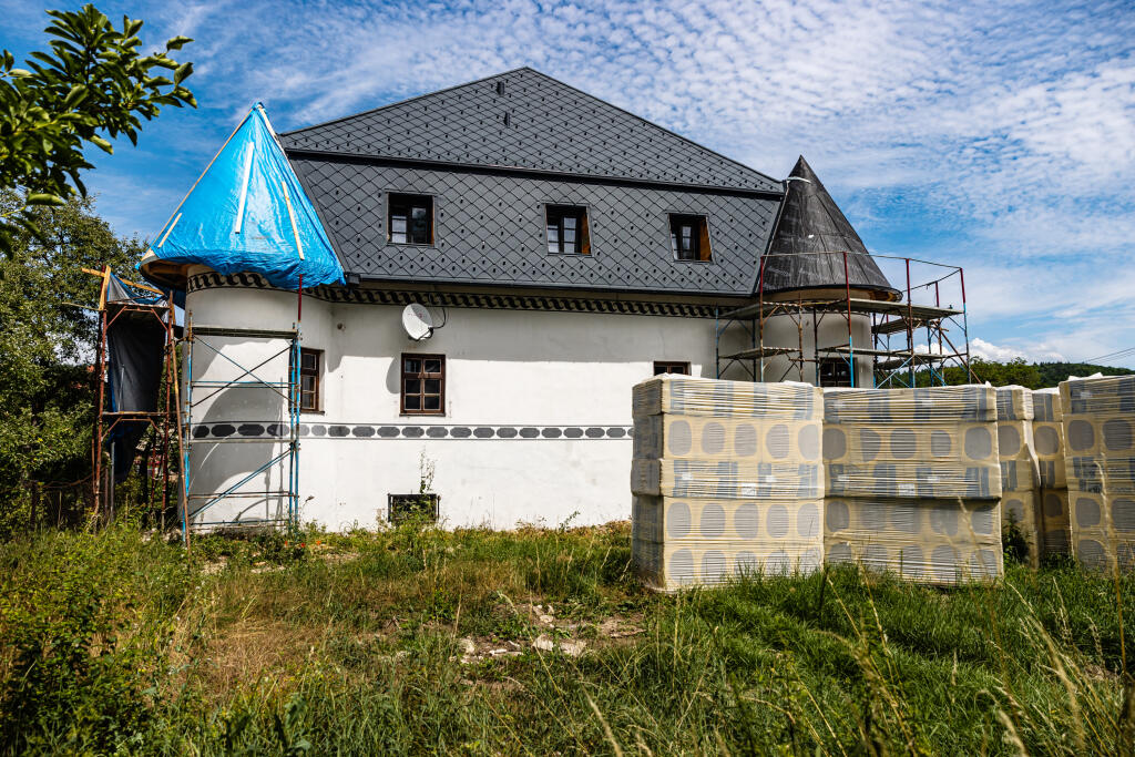 „Nebudujeme nejaký obrovský hotel. Izieb bude len pár a priestor bude zameraný skôr na svadby a iné podujatia. V Banskej Bystrici a okolí je zložité nájsť pekný priestor, napríklad, na svadbu. Takže verím, že ak ponúkneme zrenovovanú historickú pamiatku, bude to skvelý projekt,“ povedal Marek