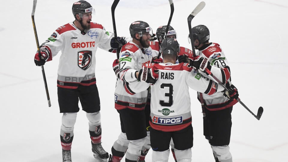 Na snímke gólová radosť hráčov Prešova v 15. kole hokejovej Tipos extraligy HC Grotto Prešov – HC Nové Zámky v Prešove 8. novembra 2021. FOTO TASR – František Iván