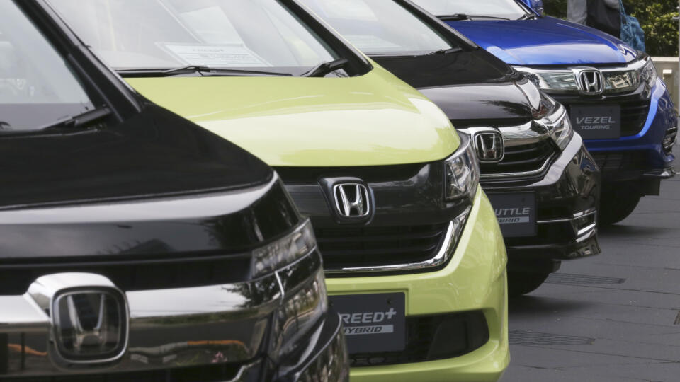 KK36 Tokio - Na archívnej snímke z 31. júla 2019 autá japonskej automobilky Honda v Tokiu. Japonská automobilka Honda oznámila za 4. kvartál obchodného roka 2019/2020 výrazné prehĺbenie straty, keď výsledky ovplyvnila pandémia nového koronavírusu. Aj v prípade prevádzkových výsledkov evidovala automobilka stratu, pričom pred rokom ešte oznámila zisk. FOTO TASR/AP
FILE - In this July 31, 2019, file photo, Honda cars are displayed at the automaker's headquarters in Tokyo. The Japanese automaker sa