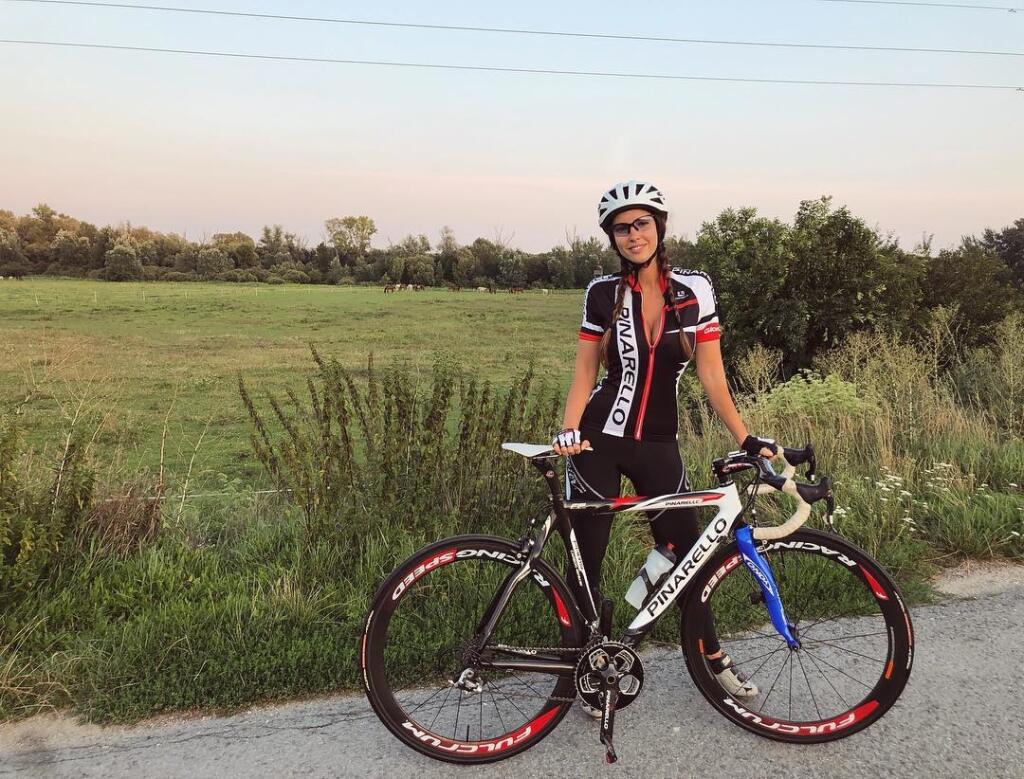 Lucia Javorčeková cyklistickými zábermi pobláznila nielen Slovensko, ale všimli si ju aj v zahraničí. Denníky The Sun či Marca ju označili za najsexi cyklistku sveta.