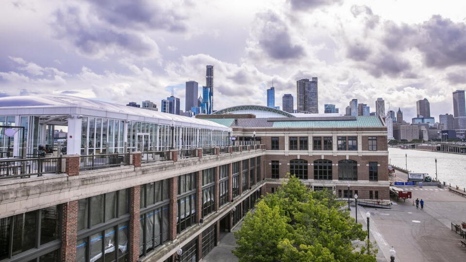 Chicago - z baru vidno aj na chicagské mrakodrapy