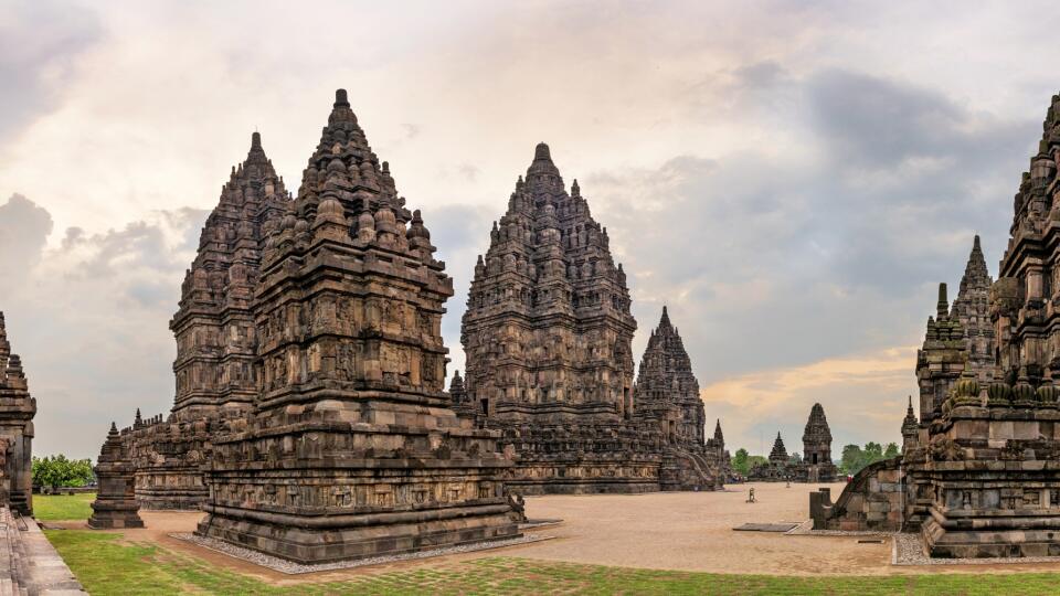 Prambanan sa oplatí navštíviť najmä podvečer.