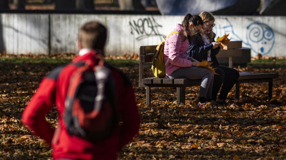 Na snímke ľudia v Sade Janka Kráľa počas slnečného jesenného dňa v Bratislave 8. novembra 2020. FOTO TASR - Jaroslav Novák