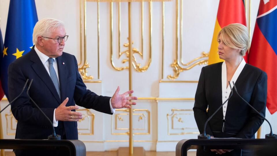 Na snímke vpravo nemecký prezident Frank-Walter Steinmeier a vľavo prezidentka SR Zuzana Čaputová počas uvítacieho ceremoniálu 2. septembra 2021 v Bratislave. FOTO TASR – Martin Baumann