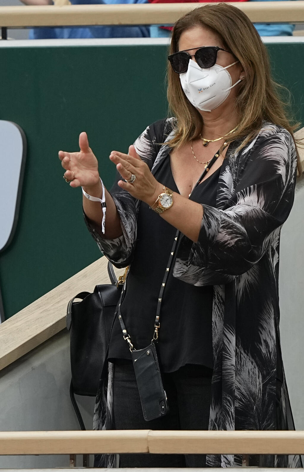 EBE 36 Paríž - Na snímke pôvodom slovenská bývalá tenistka a manželka Švajčiara Rogera Federera Miroslava Federerová (rodným menom Vavrincová) tlieska po víťazstve manžela nad Chorvátom Marinom Čiličom v 2. kole dvojhry mužov na grandslamovom turnaji Roland Garros v Paríži 3. júna 2021. FOTO TASR/AP
Mirka Federer wife of Switzerland's Roger Federer stands and applauds him after he defeated Croatia's Marin Cilic in their second round match on day 5, of the French Open tennis tournament at Rolan